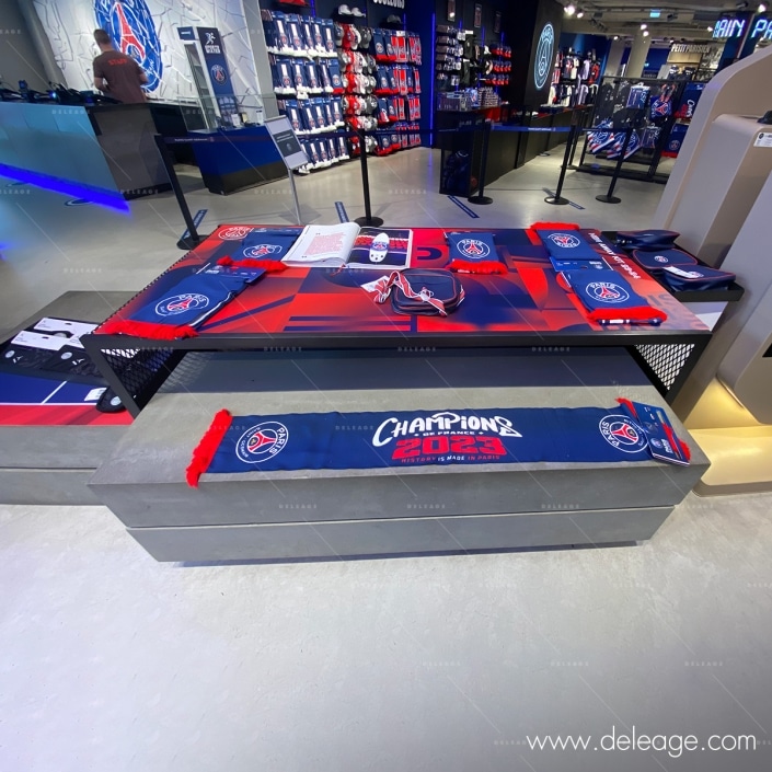 Nouvelle décoration dans les boutiques et vitrines du PSG Deléage